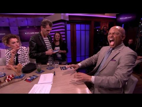 Humberto voelt hoe het is om ongesteld te zijn! - RTL LATE NIGHT