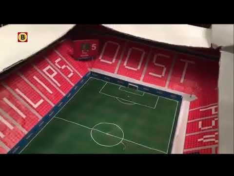 Het Philips Stadion nagebouwd met karton en papier